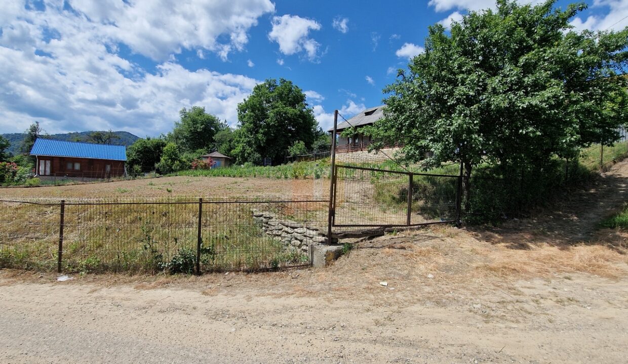Teren intravilan cu priveliște spre lac – Plopușor, Alexandru cel Bun, 1450 mp