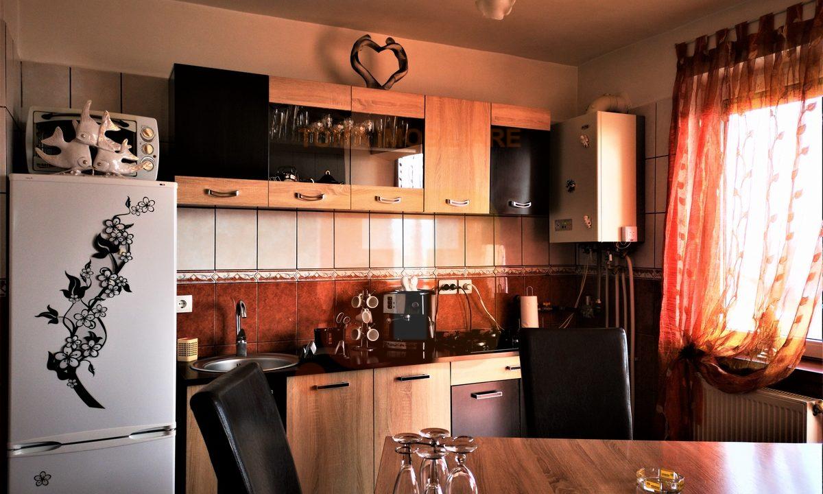 Apartament 3 camere, spațios, decomandat, boxă, loc de parcare, Piatra Neamț
