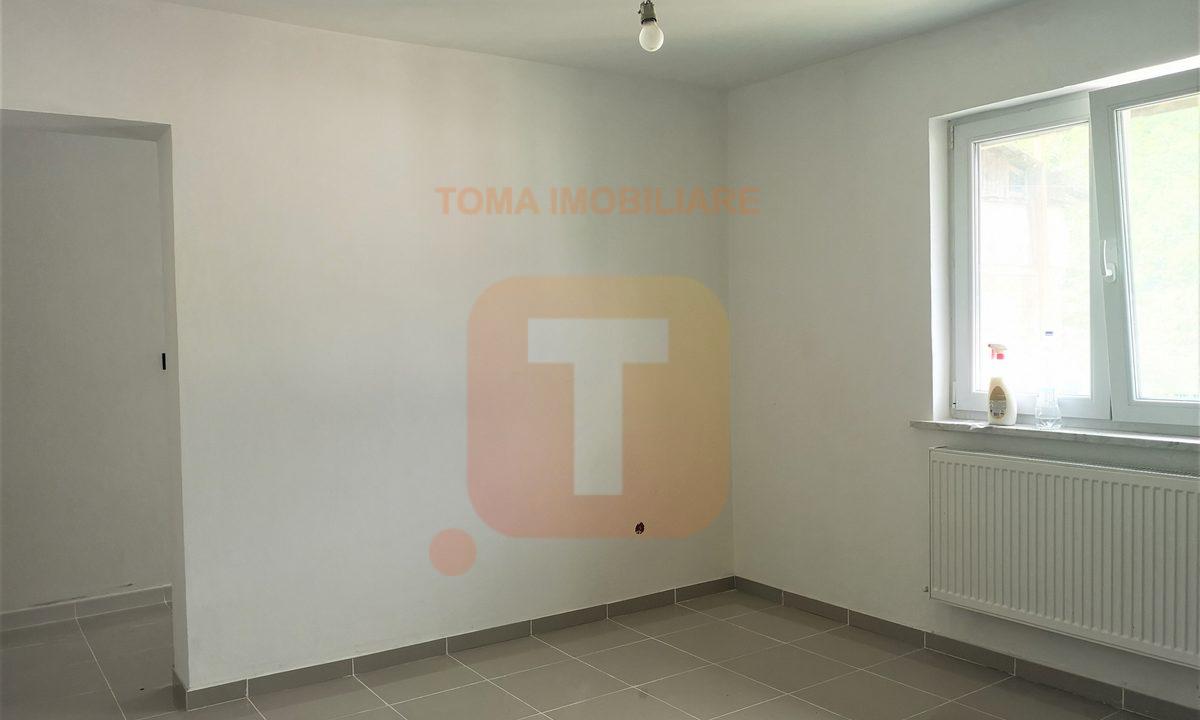 Apartament 3 camere, semi-decomandat, centru Bicaz, cartier Mărceni