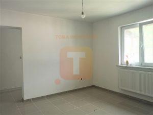 Apartament 3 camere, semi-decomandat, centru Bicaz, cartier Mărceni