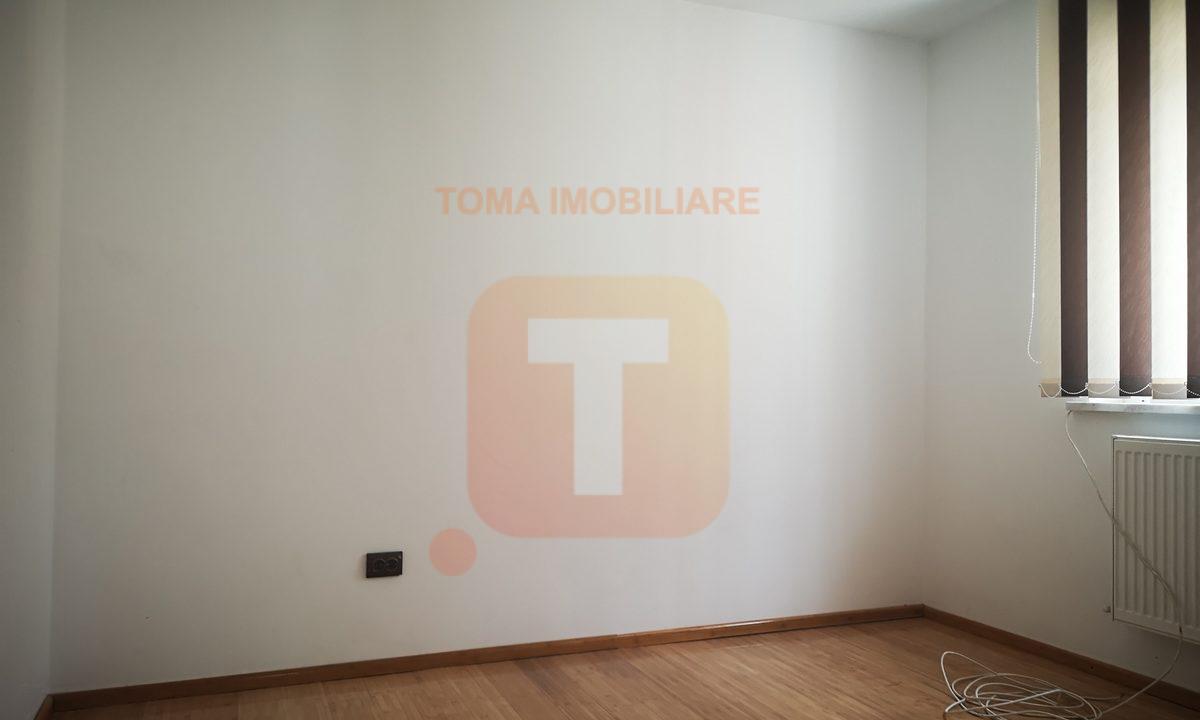 Apartament 3 camere, semi-decomandat, centru Bicaz, cartier Mărceni