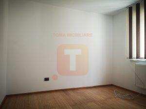 Apartament 3 camere, semi-decomandat, centru Bicaz, cartier Mărceni