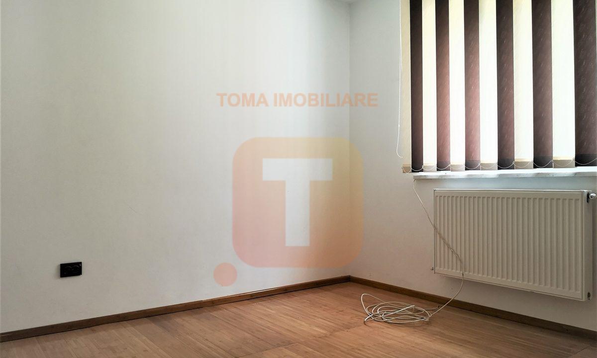 Apartament 3 camere, semi-decomandat, centru Bicaz, cartier Mărceni