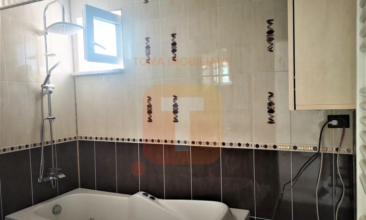 Apartament 3 camere, semi-decomandat, centru Bicaz, cartier Mărceni