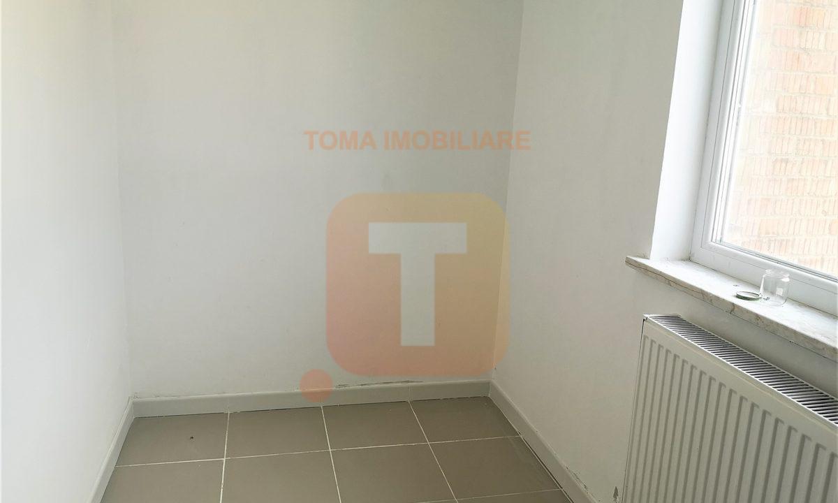 Apartament 3 camere, semi-decomandat, centru Bicaz, cartier Mărceni