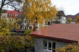 Sediu firmă compus din: vilă 7 camere, 2 bai, 2 bucătarii, dispus P+E, teren 369 mp, ultracentral Piatra Neamț.