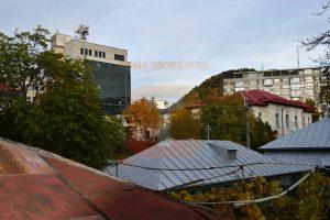 Sediu firmă compus din: vilă 7 camere, 2 bai, 2 bucătarii, dispus P+E, teren 369 mp, ultracentral Piatra Neamț.