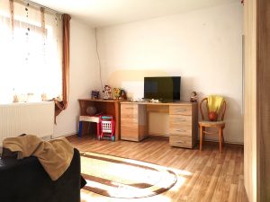 Casă 3 camere, baie,bucătarie, zona Văleni