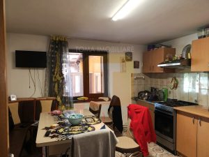 Casă 3 camere, baie,bucătarie, zona Văleni