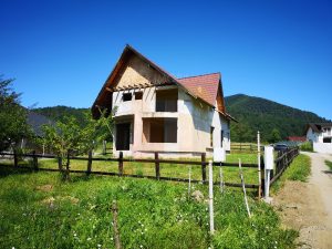 Vilă la ”roșu”, teren 800 mp, zona Gloduri, comuna Alexandru cel Bun