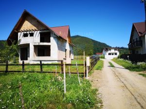Vilă la ”roșu”, teren 800 mp, zona Gloduri, comuna Alexandru cel Bun