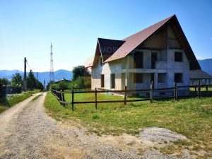 Vilă la ”roșu”, teren 800 mp, zona Gloduri, comuna Alexandru cel Bun