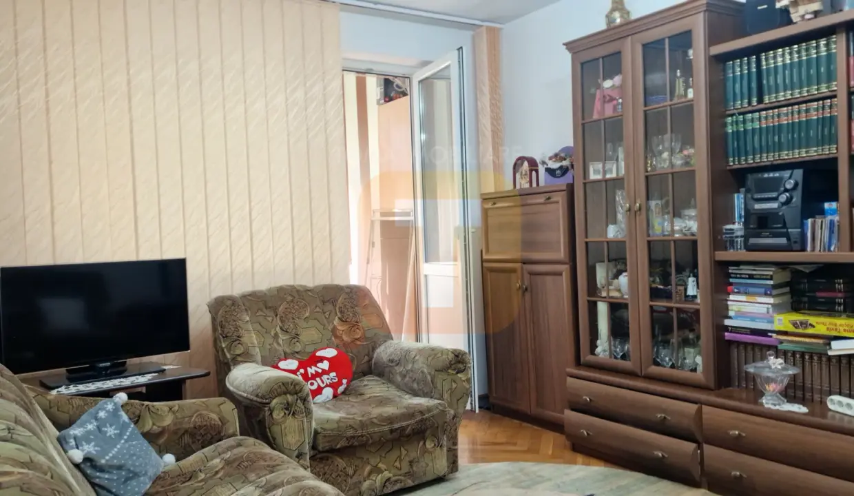 apartament-3-camere-ultracentral-piatra-neamt-1-living