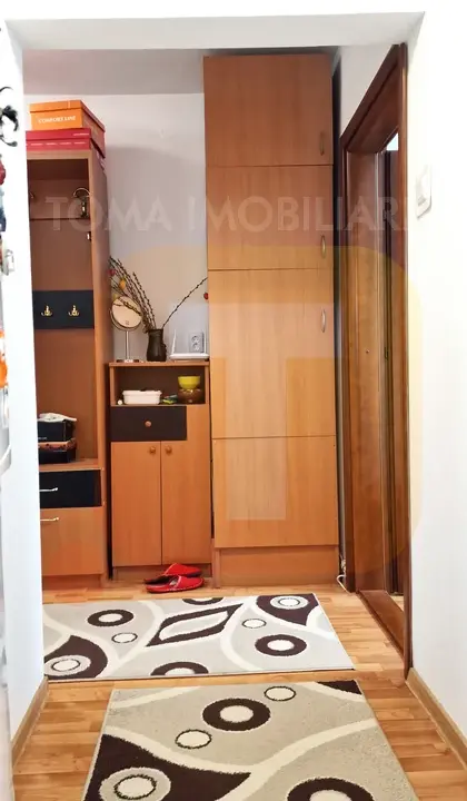 apartament-3-camere-ultracentral-piatra-neamt-16-hol-intrare-vedere-opusa