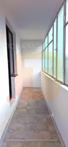 Balcon închis cu geamuri mate, podea ceramică și lumină naturală – apartament 3 camere, etaj 4/4, zona Piata Centrala, Piatra Neamț