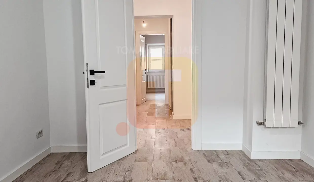 Se lucrează la ultimele detalii: se va monta ușă culisantă la baia de serviciu și cadă de duș.