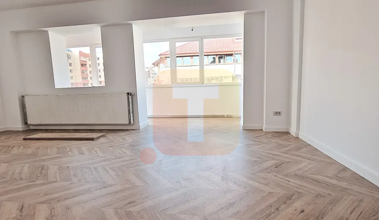 Se lucrează la ultimele detalii: se va monta ușă culisantă la baia de serviciu și cadă de duș.