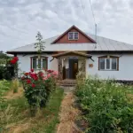 Vedere fata casa cu teren Savinești