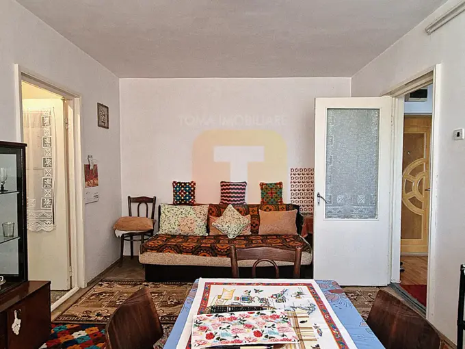 Cameră de zi cu două uși de acces, apartament 2 camere de vânzare în Piatra Neamț