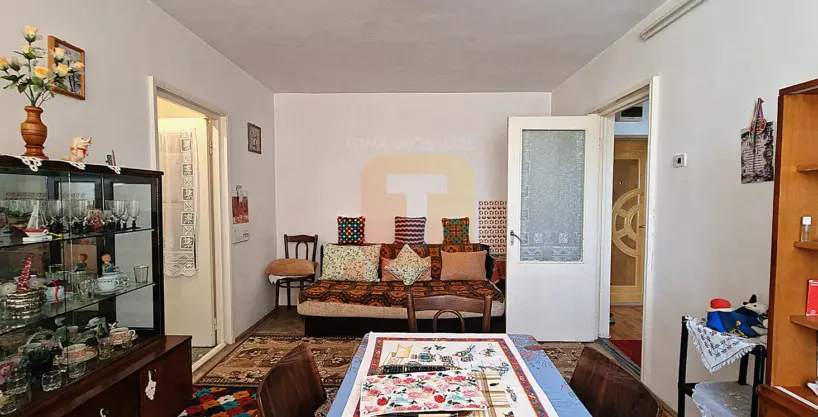 Cameră de zi cu două uși de acces, apartament 2 camere de vânzare în Piatra Neamț